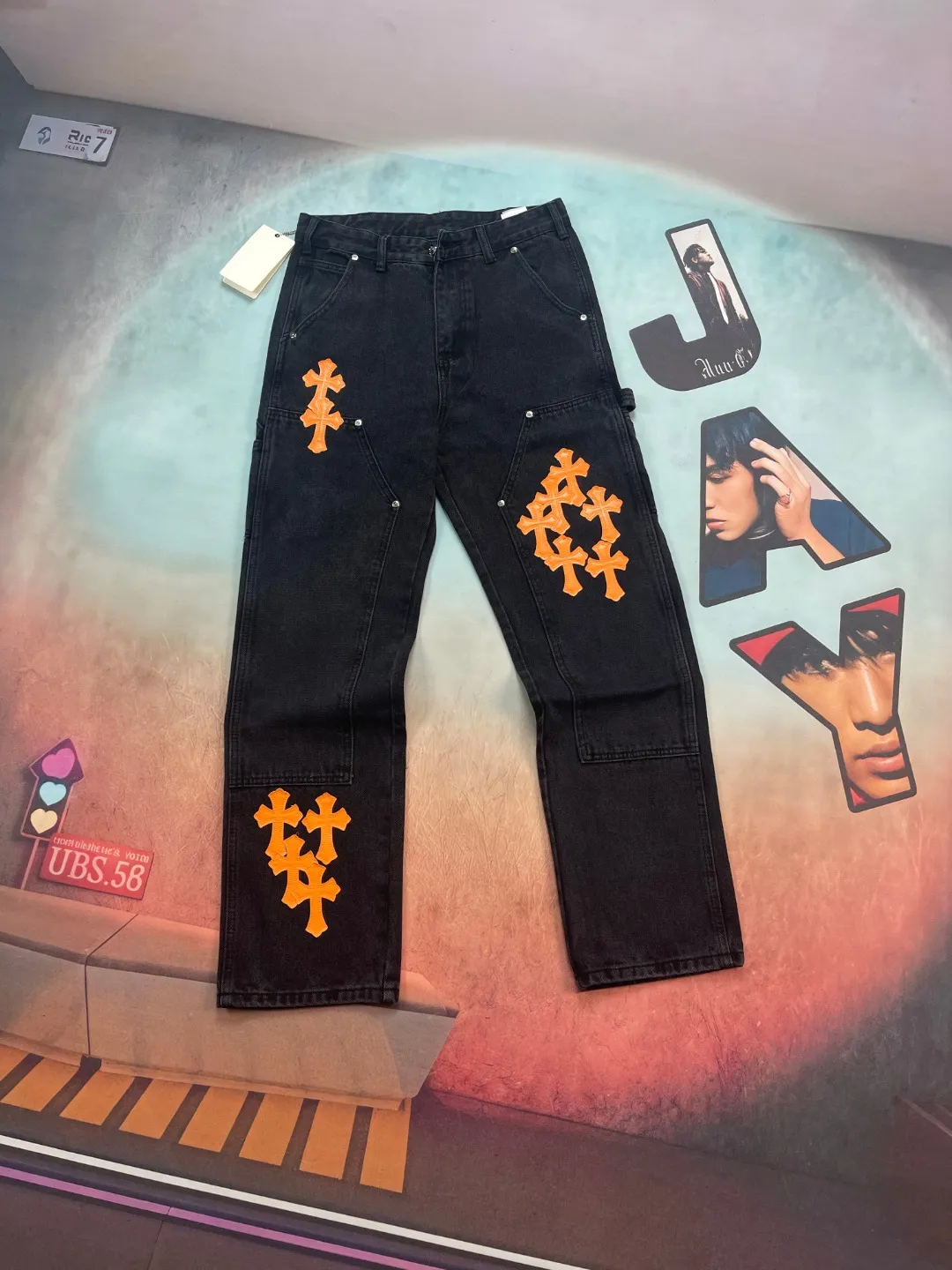 🅿️290 🔘Style No.-KL173 🔘Cro Heart𝐂𝐡𝐫𝐨𝐦𝐞 𝐇𝐞𝐚𝐫𝐭 Black and orange patchwork limited edition Ox King lumberjack workwear jeans* Crow Heart’s iconic dark style is perfect. The hardware accessories of the pants have been distressed, especially the cross-carved buckles, which have a great texture and look very classy at first glance. The orange cross pattern on these pants is so eye-catching and full of design. The fit is also great, comfortable and stylish. Whether you want to wear gothic style, functional style or Y2K style, it can be adapted to all kinds of Asian styles. You can wear it casually and achieve dark street style with ease. The matching suggestions are as follows: Gothic style: Pair the upper body with a black printed short top, then put on a pair of black thick-soled Martin boots, and match it with some silver gothic accessories, such as a cross necklace, to directly transform into a gothic hottie/cool cover. Functional style: Wear a black quick-drying bottoming shirt inside, a multi-pocket functional jacket on the outside, a pair of tactical boots, and a large-capacity functional bag, which is full of functional style. Y2K style: Wear a colorful midriff-baring crop top, pair it with thick-soled sneakers, such as Balenciaga's Track series, add colorful sunglasses and some beaded jewelry, and you'll look like a Y2K millennial hottie/hipster.  Size: M L XL XXL (28.30.32.34.36) Color: Black